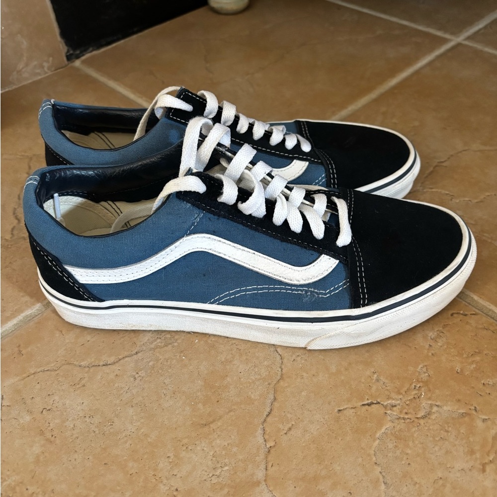 VANS like new,  women’s or Men's Black and Navy Sneakers